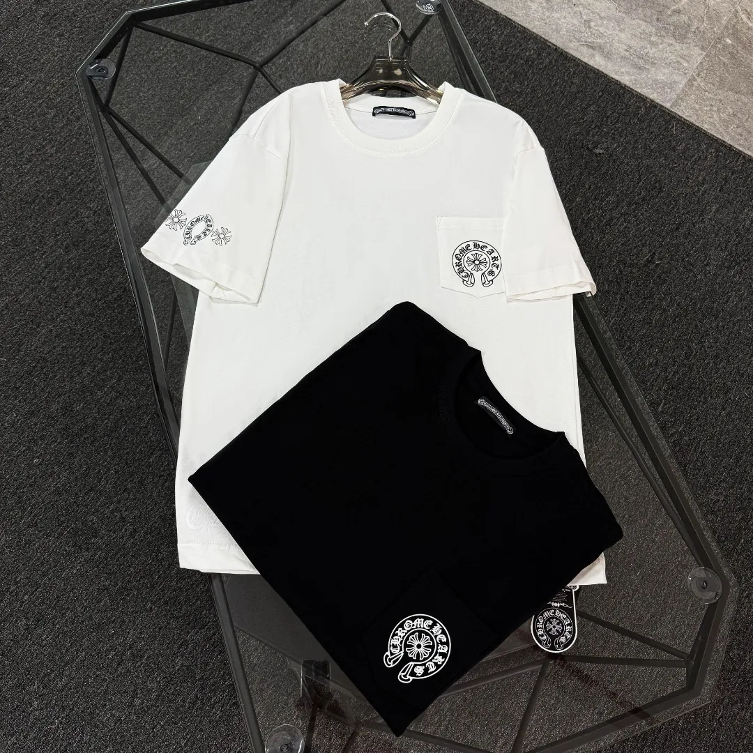 P170 Chrome Hearts Chrome Hearts 25 high version. The fabric is made of 300g high-density pure cotton. It does not deform or shrink. It has three labels. It is the same style for men and women. Technology: Gradient digital printing. Color: White. Black. SIZE: S-XL.